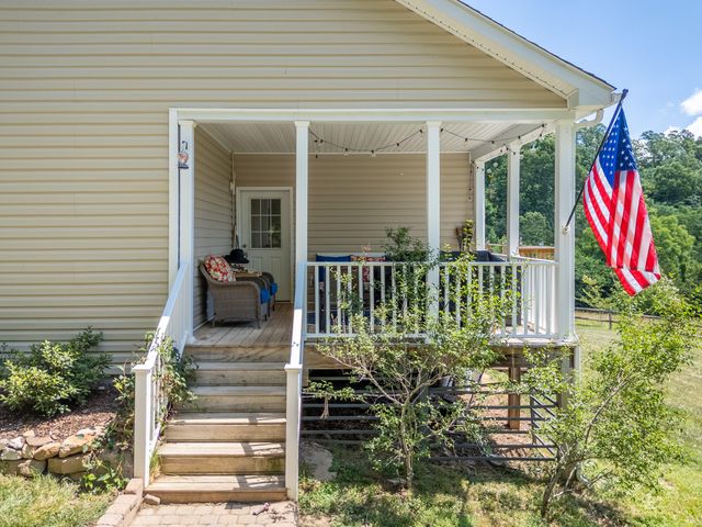 68 Paradise LN, Troutville, VA 24175