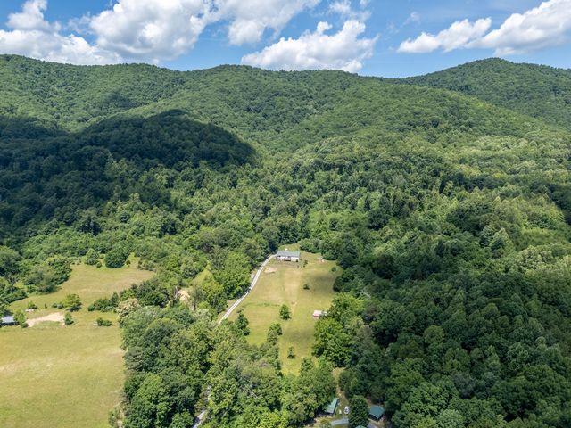 68 Paradise LN, Troutville, VA 24175