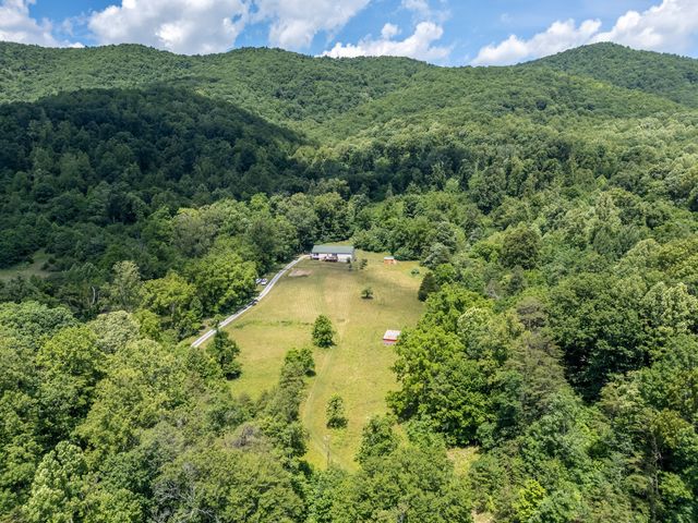 68 Paradise LN, Troutville, VA 24175