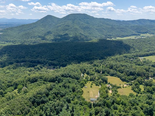 68 Paradise LN, Troutville, VA 24175