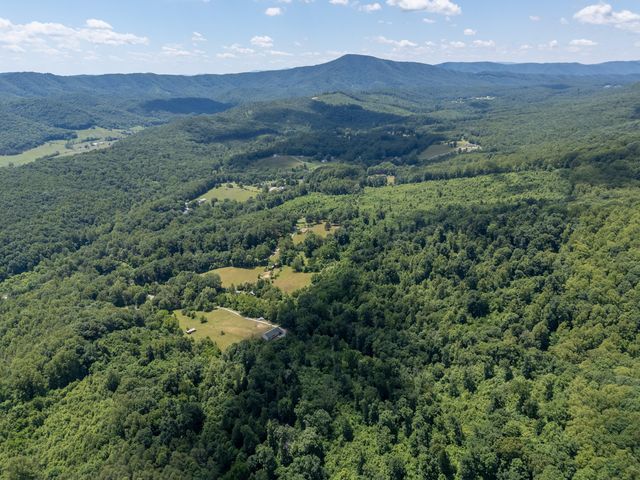 68 Paradise LN, Troutville, VA 24175