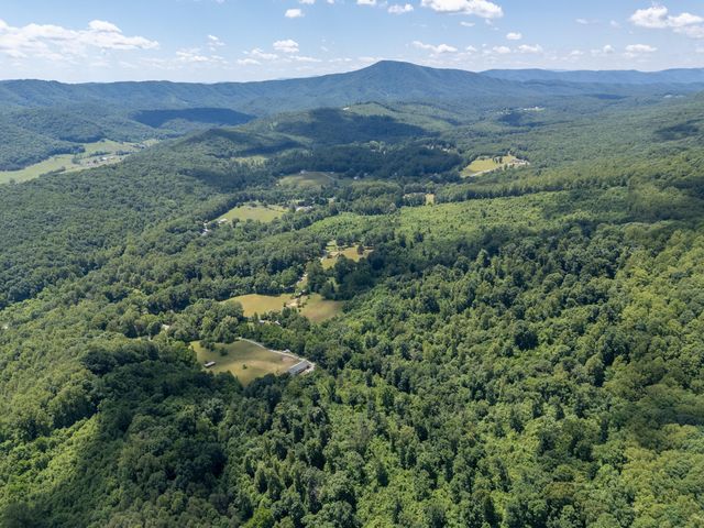 68 Paradise LN, Troutville, VA 24175