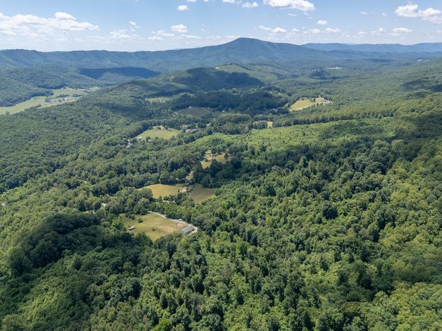 68 Paradise LN, Troutville, VA 24175