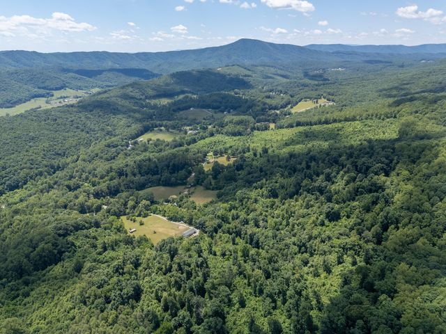 68 Paradise LN, Troutville, VA 24175