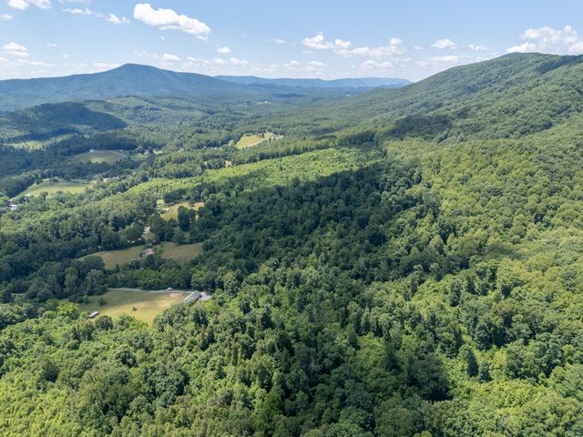 68 Paradise LN, Troutville, VA 24175