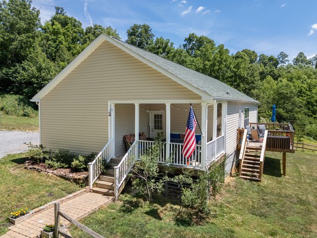 68 Paradise LN, Troutville, VA 24175
