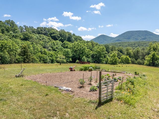 68 Paradise LN, Troutville, VA 24175