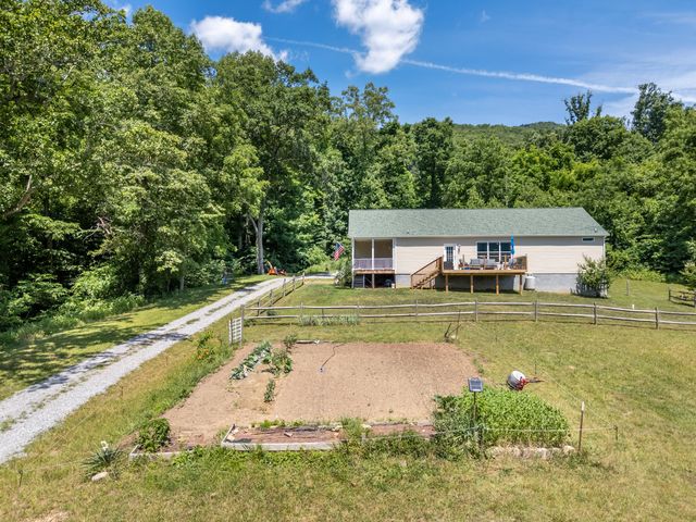 68 Paradise LN, Troutville, VA 24175