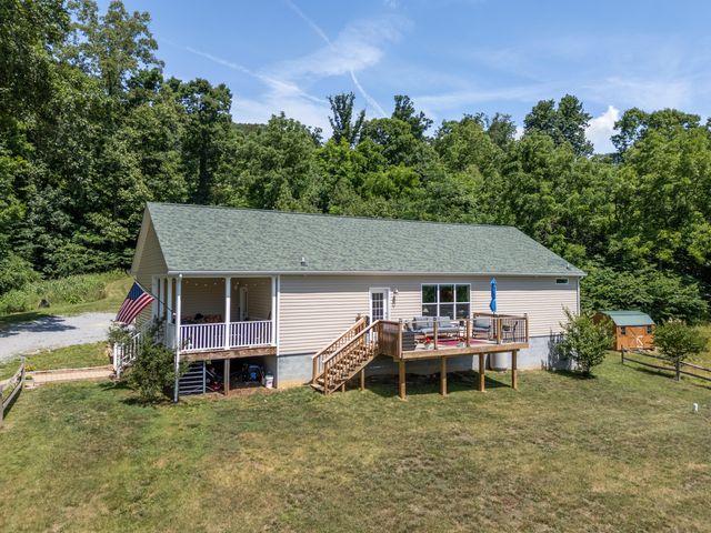 68 Paradise LN, Troutville, VA 24175