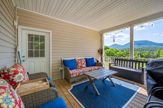 68 Paradise LN, Troutville, VA 24175