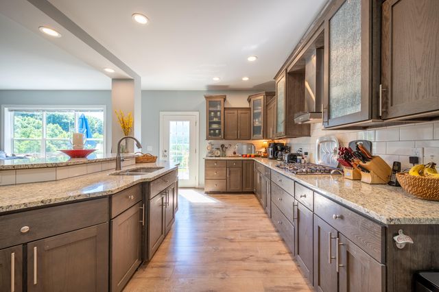 68 Paradise LN, Troutville, VA 24175