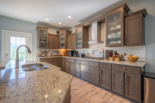 68 Paradise LN, Troutville, VA 24175