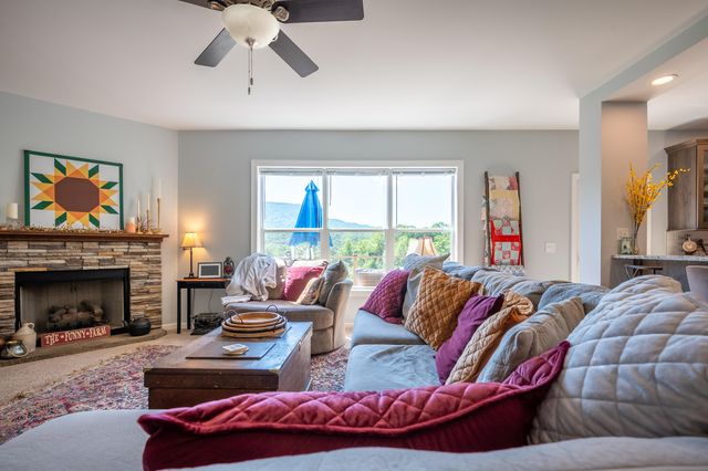 68 Paradise LN, Troutville, VA 24175