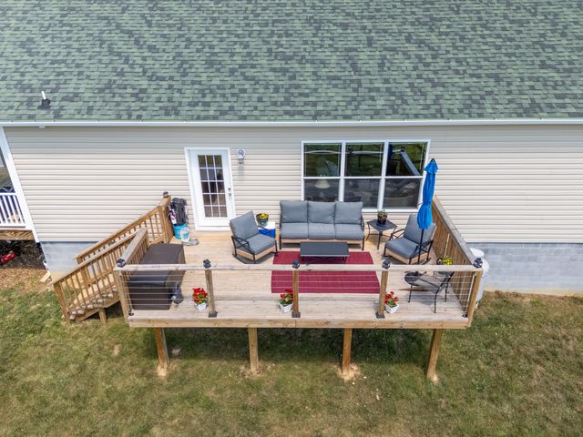 68 Paradise LN, Troutville, VA 24175