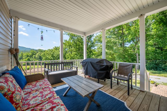 68 Paradise LN, Troutville, VA 24175