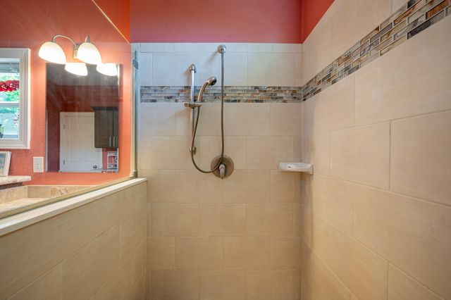 68 Paradise LN, Troutville, VA 24175
