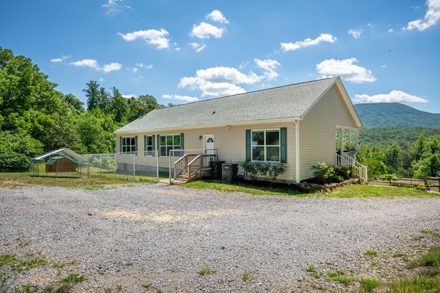 68 Paradise LN, Troutville, VA 24175