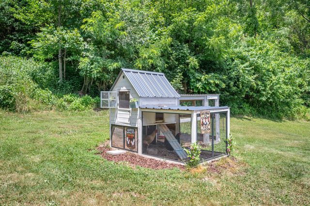 68 Paradise LN, Troutville, VA 24175