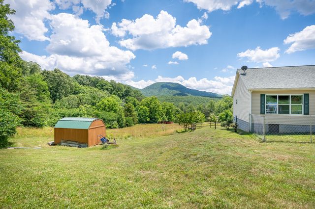 68 Paradise LN, Troutville, VA 24175