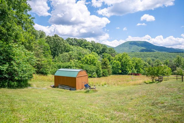 68 Paradise LN, Troutville, VA 24175
