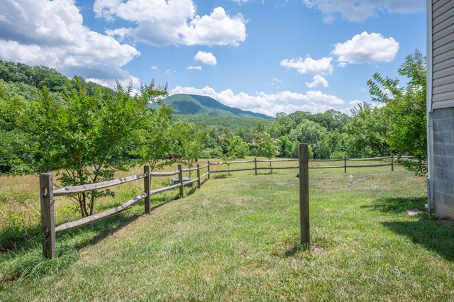68 Paradise LN, Troutville, VA 24175