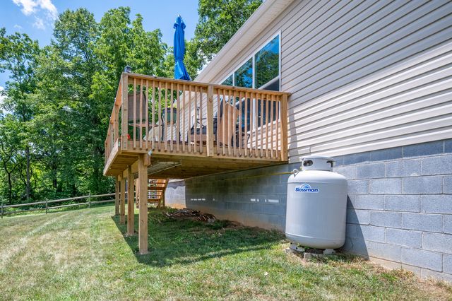 68 Paradise LN, Troutville, VA 24175