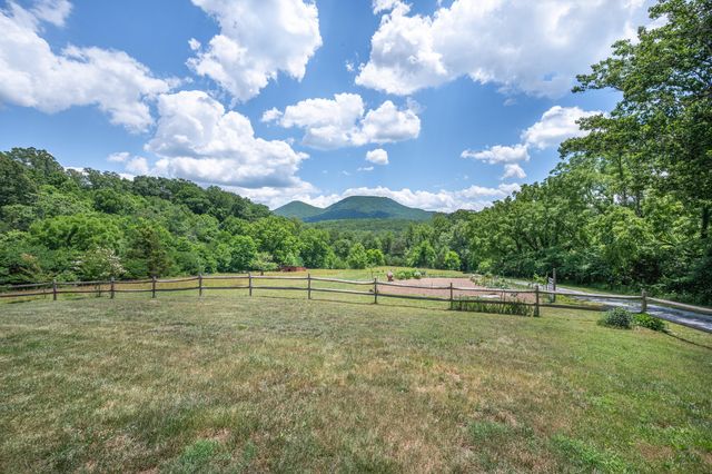 68 Paradise LN, Troutville, VA 24175