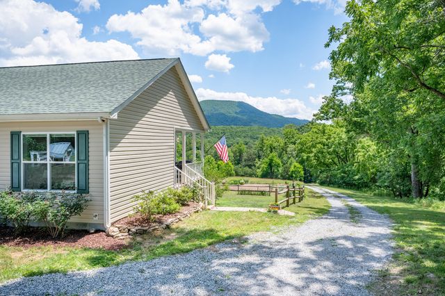 68 Paradise LN, Troutville, VA 24175
