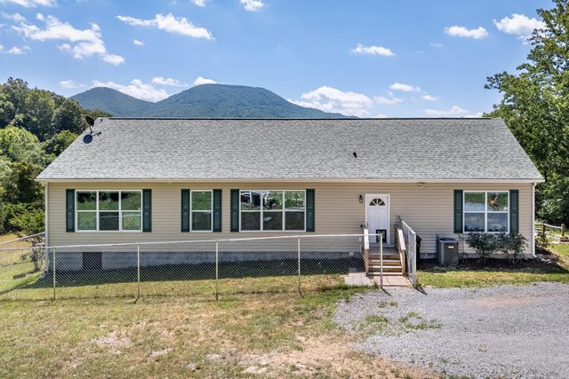 68 Paradise LN, Troutville, VA 24175