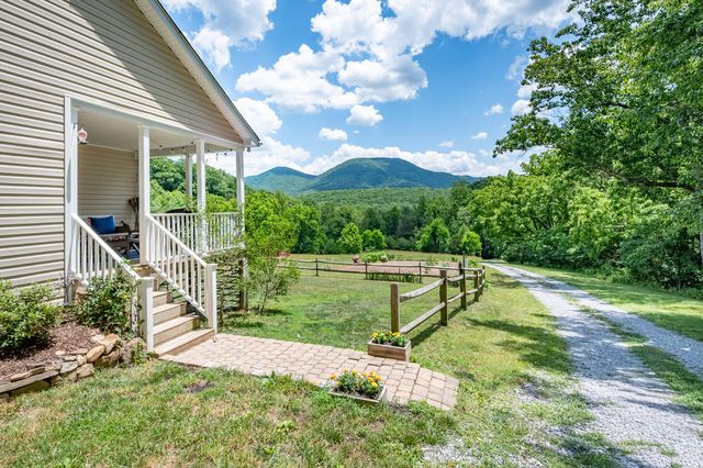 68 Paradise LN, Troutville, VA 24175