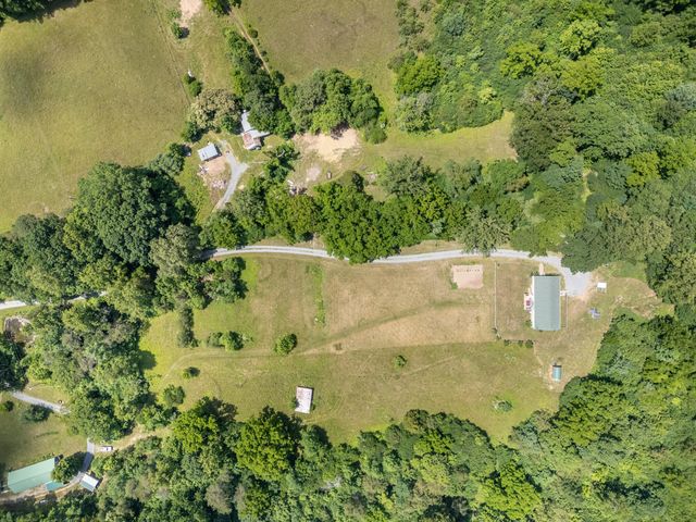 68 Paradise LN, Troutville, VA 24175
