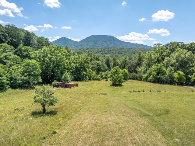 68 Paradise LN, Troutville, VA 24175