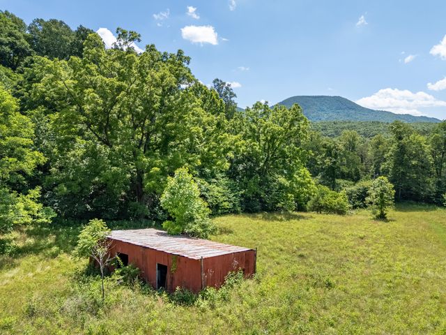 68 Paradise LN, Troutville, VA 24175