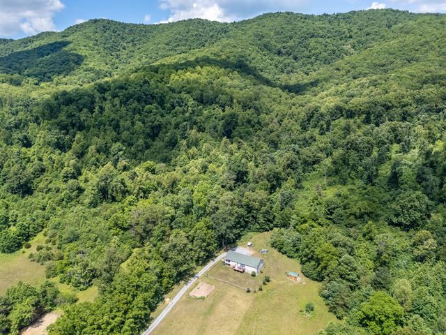 68 Paradise LN, Troutville, VA 24175