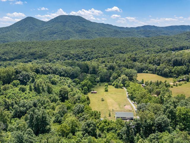 68 Paradise LN, Troutville, VA 24175