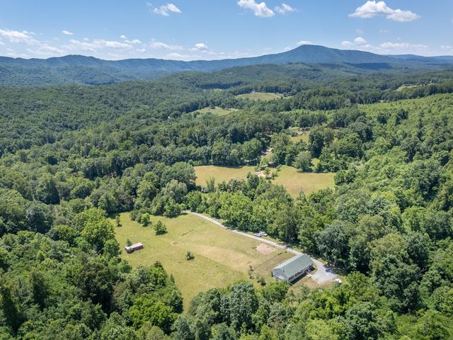68 Paradise LN, Troutville, VA 24175