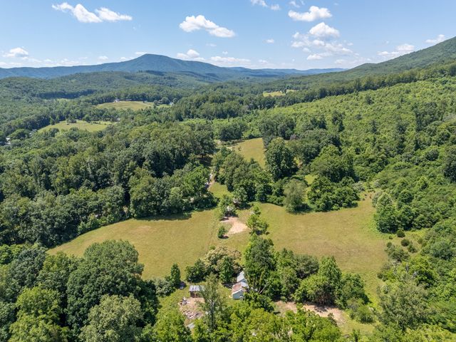 68 Paradise LN, Troutville, VA 24175
