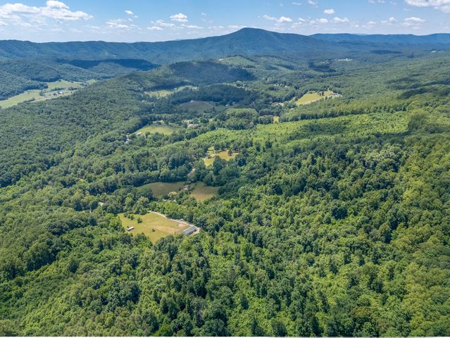 68 Paradise LN, Troutville, VA 24175