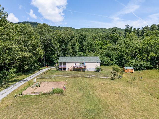 68 Paradise LN, Troutville, VA 24175