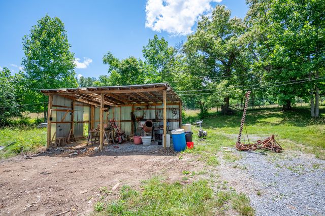 68 Paradise LN, Troutville, VA 24175