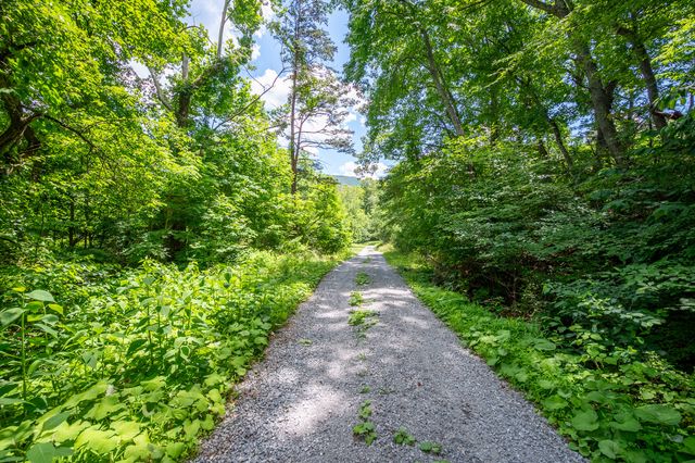 68 Paradise LN, Troutville, VA 24175