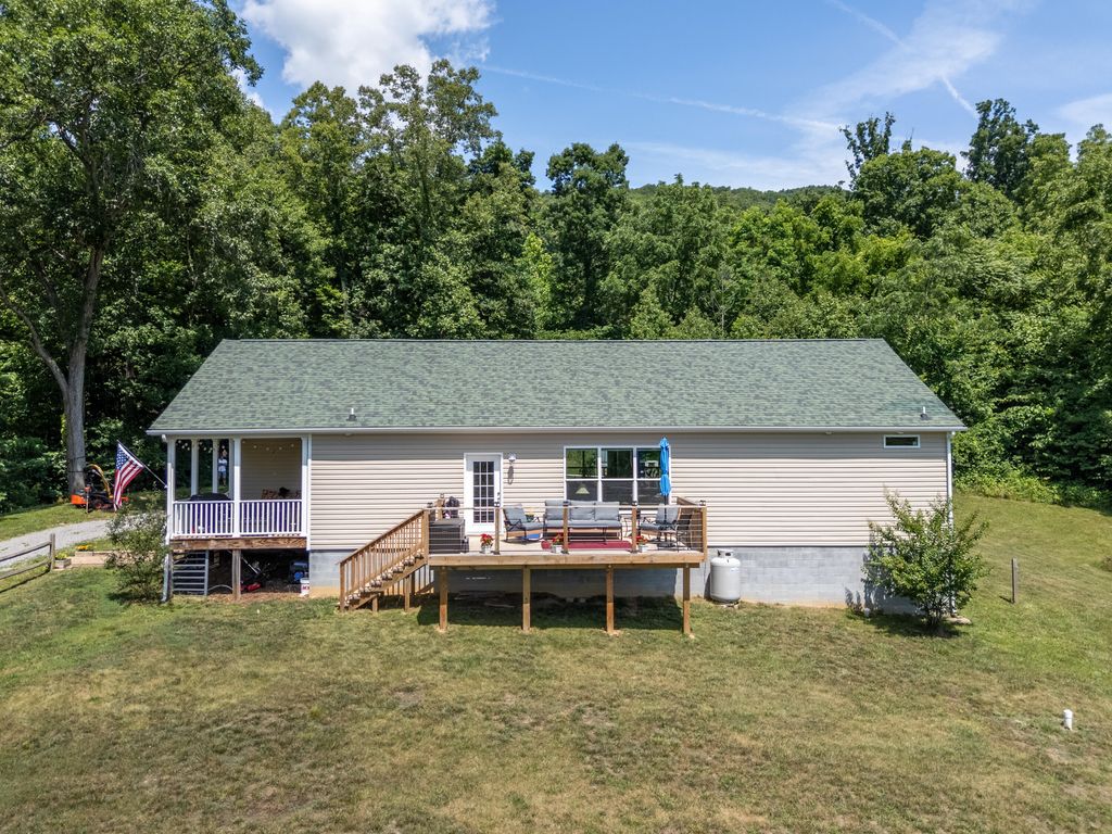 68 Paradise LN, Troutville, VA 24175