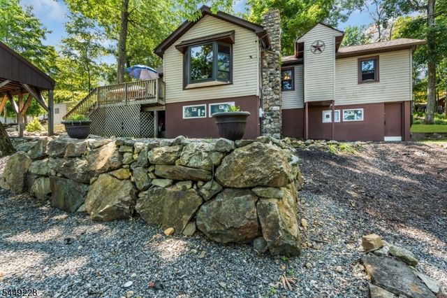 16 Lakeview Rd, Hopatcong Boro, NJ 07843