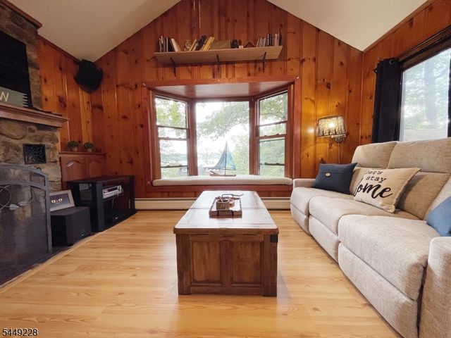 16 Lakeview Rd, Hopatcong Boro, NJ 07843