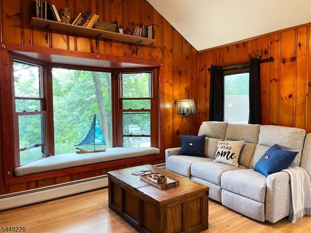16 Lakeview Rd, Hopatcong Boro, NJ 07843