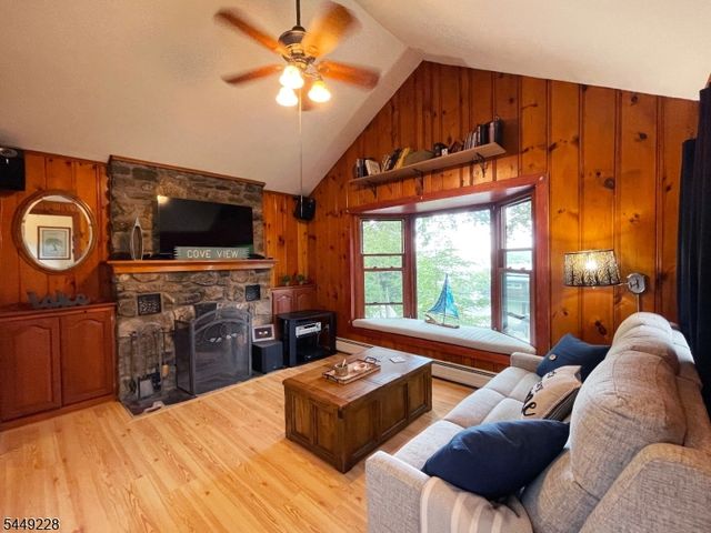 16 Lakeview Rd, Hopatcong Boro, NJ 07843