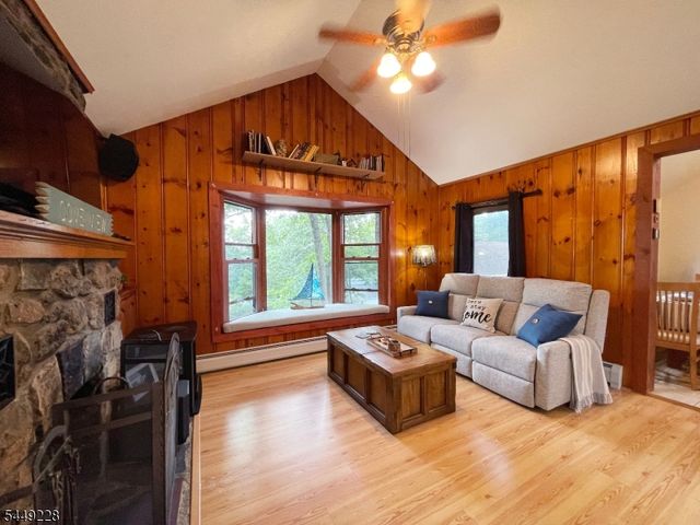 16 Lakeview Rd, Hopatcong Boro, NJ 07843