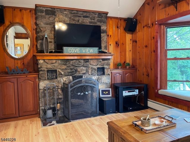 16 Lakeview Rd, Hopatcong Boro, NJ 07843