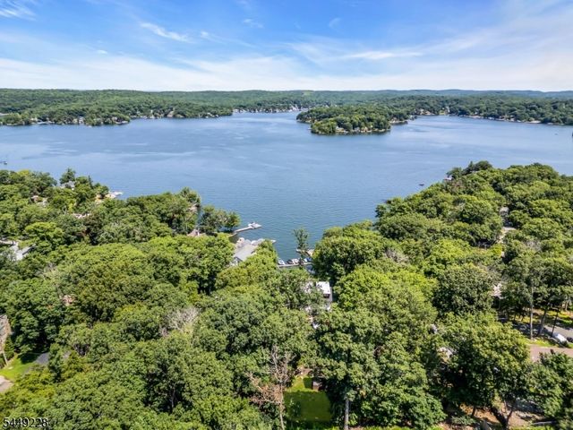 16 Lakeview Rd, Hopatcong Boro, NJ 07843