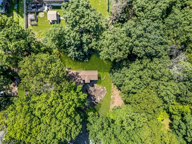 16 Lakeview Rd, Hopatcong Boro, NJ 07843